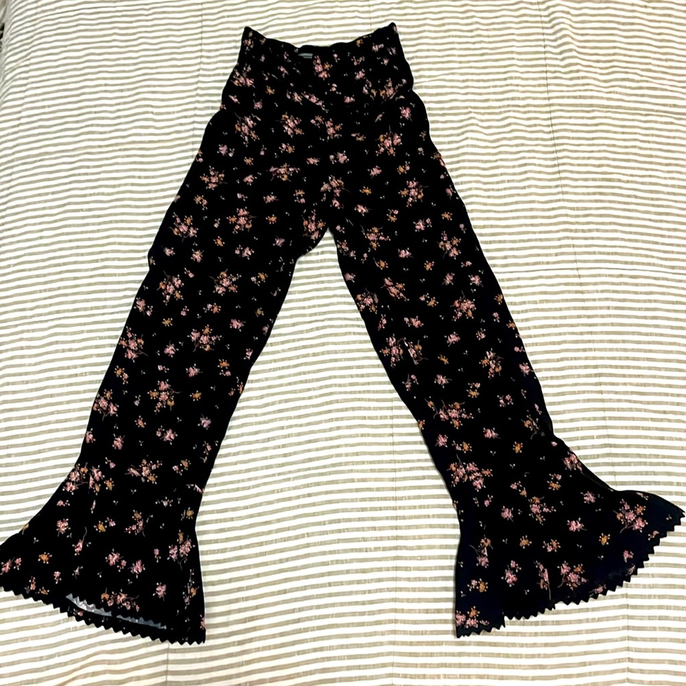 Size XS Free people black pants with pink floral pattern. Cotton. Lightly worn.